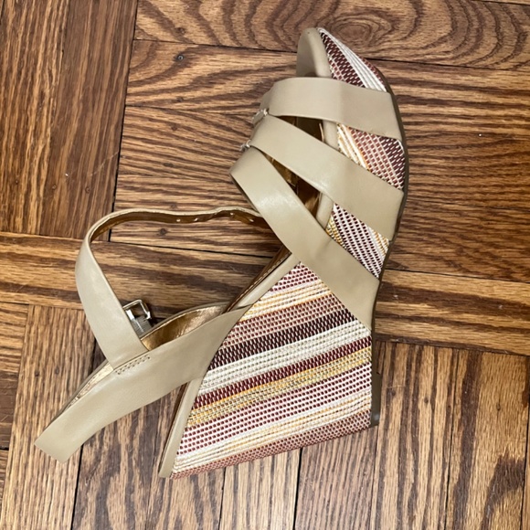 BCBG Perrin wedges- size 8.5 - Picture 3 of 3